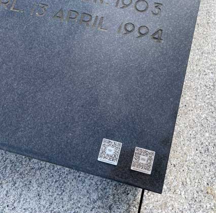 QR code met levensverhaal van de overleden persoon op het graf of gedenkteke