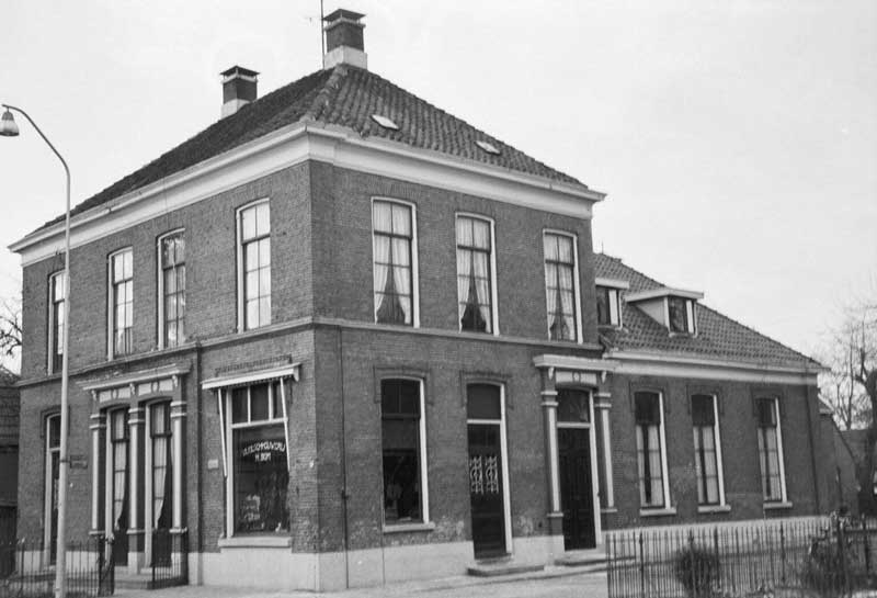 Slagerij / Villa Tutertien aan het Westeinde 88-90-92-Vriezenveen Huis van Fredrik Hendrik Bom en Fredrika Johanna Holland-Bom