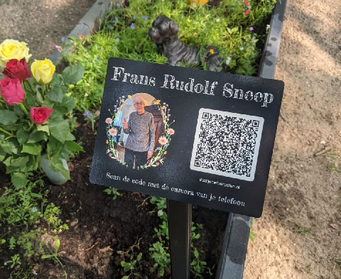 QR op bordje bij gedenksteen of graf